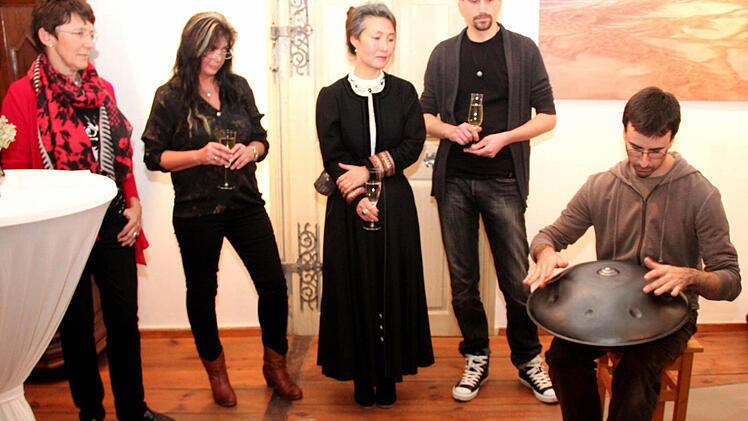 Margit Paulus, Marianne Fleck, Hyenomi Park und Manuel Schäfer lauschten Alexander Linz (v. l.) am Freien Integralen Hang. Foto: Johanna Blum