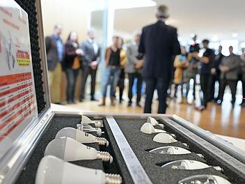 Der Testkoffer mit den elf LED-Lampen wird vorgestellt. Foto: Ronald Rinklef