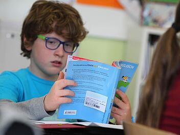 Ein Schüler einer 4. Klasse in Bayern liest in einem Englischbuch. Foto: Karl-Josef Hildenbrand/dpa