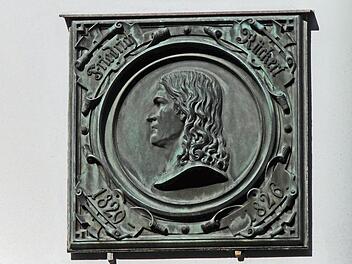 Diese Relieftafel in der Coburger Rückert-Straße direkt gegenüber der Ehrenburg erinnert an Friedrich Rückert.Foto: Archiv/Jochen Berger