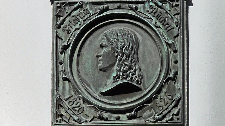 Diese Relieftafel in der Coburger Rückert-Straße direkt gegenüber der Ehrenburg erinnert an Friedrich Rückert.Foto: Archiv/Jochen Berger