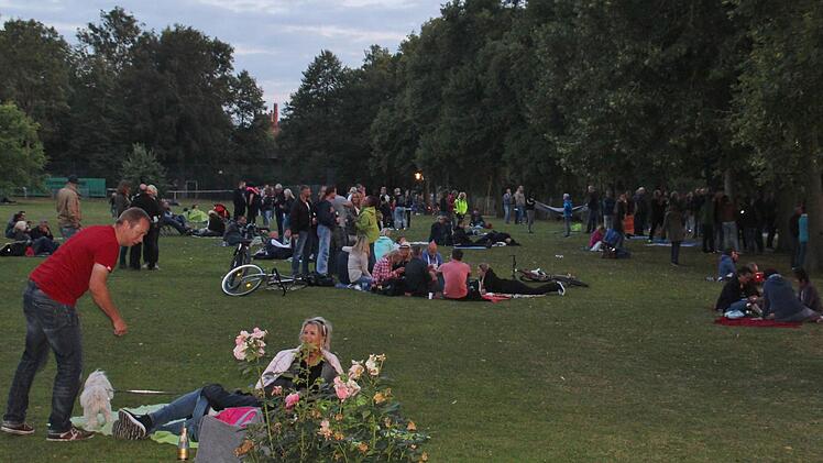 Rund um das Festivalgelände hatten jede Menge Zaungäste Picknick-Decken und -Körbe mitgebracht. Foto: Kerstin Väth