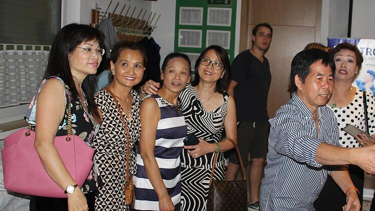 Familie und Fans aus Vietnam. Trongs Mutter (3. von links) war auch in Ramsthal. Foto: Werner Vogel