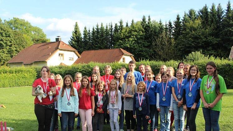 Die Teilnehmer und Sieger des Weißenbrunner Kanin-Hop-Turnier