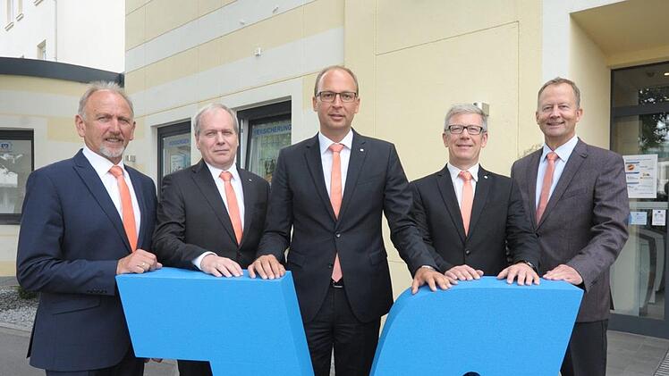 VR-Bank Bad Kissingen-Bad Br&uuml;ckenau und Raiffeisenbank Hammelburg fusionieren zur VR-Bank Bad Kissingen, im Bild (von links) Hubert Schott (Vorsitzender Aufsichtsrat), Roland Knoll (Vorstand), Rainer Geis (Vorstandssprecher), J&uuml;rgen Klubertanz (Vorstand) und Dr. Sebastian Hose (Aufsichtsrat).  Foto: Siegfried Farkas
