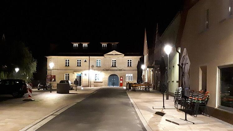 Heute ist der Rathausplatz gerade in der Nacht ein Blickfang. Foto: Markt Thurnau