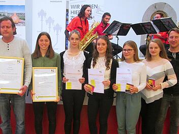 "Sportler des Jahres" sind (von links) Kai Claßen und Lilian Heid. Den Titel "Mannschaft des Jahres" nehmen die Tischtennis-Mädchen W 15, Lara Gabel, Marie Hanke, Jule Höfling und Carla Moldor und ihr Trainer Marius Saar entgegen.        Foto: Winfried Ehling