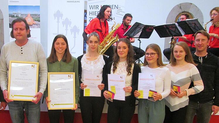 "Sportler des Jahres" sind (von links) Kai Claßen und Lilian Heid. Den Titel "Mannschaft des Jahres" nehmen die Tischtennis-Mädchen W 15, Lara Gabel, Marie Hanke, Jule Höfling und Carla Moldor und ihr Trainer Marius Saar entgegen.        Foto: Winfried Ehling