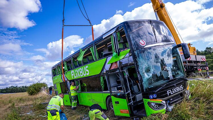 Flixbus auf A19 umgekippt - Menschen verletzt