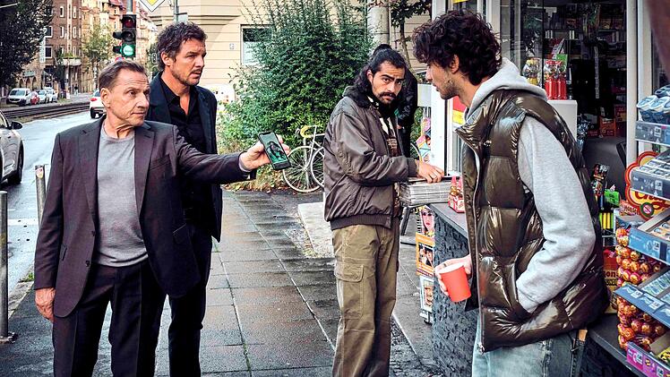 Thorsten Lannert (Richy M&uuml;ller, links) und Sebastian Bootz (Felix Klare) befragen Zeugen, die Pony am Tatabend beim Zigarettenkaufen gesehen haben.