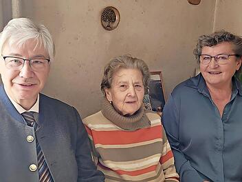 Erster B&uuml;rgermeister R&uuml;diger Gerst und weitere B&uuml;rgermeisterin Silvia Jung gratulierten Anna Birkel.