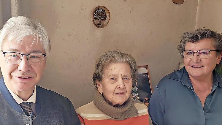 Erster B&uuml;rgermeister R&uuml;diger Gerst und weitere B&uuml;rgermeisterin Silvia Jung gratulierten Anna Birkel.