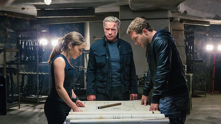Gemeinsam versuchen Sarah (Emilia Clarke), Kyle (Jai Courtney, rechts) und Paps (Arnold Schwarzenegger) einen Plan zu entwickeln.