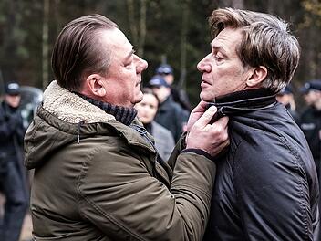 Der LKA-Ermittler David Wallat (Peter Kurth, links) geht dem Kinderm&ouml;rder Hagenow (Tobias Moretti) an den Kragen. Er ist davon &uuml;berzeugt, dass er mehrere Kindermorde auf dem Gewissen hat.