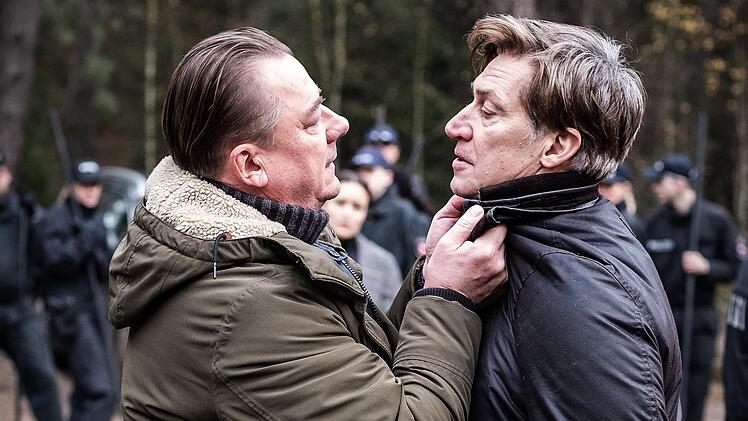 Der LKA-Ermittler David Wallat (Peter Kurth, links) geht dem Kinderm&ouml;rder Hagenow (Tobias Moretti) an den Kragen. Er ist davon &uuml;berzeugt, dass er mehrere Kindermorde auf dem Gewissen hat.