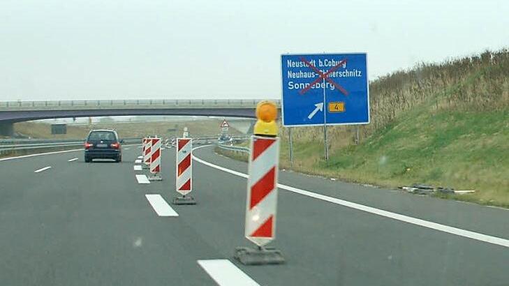 Noch bis Samstagabend müssen Verkehrsteilnehmer eine "Ehrenrunde" drehen, wenn sie von Coburg oder Suhl kommend auf die Rödentaler Umgehung in Richtung Neustadt abfahren wollen. Foto: Rainer Lutz
