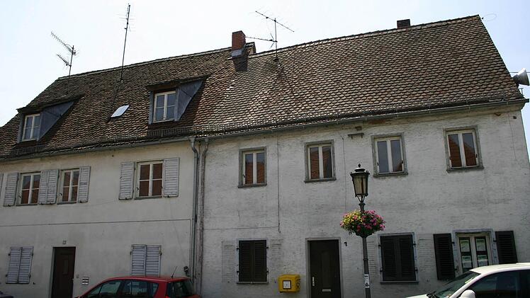 Die Veränderungen in Baiersdorf am Rathausplatz Nr. 5 und 7 zwischen Juli 2011... Foto: Lewerenz