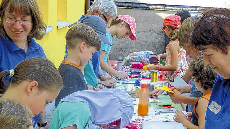 Basteln und Essen für den Geburtstag