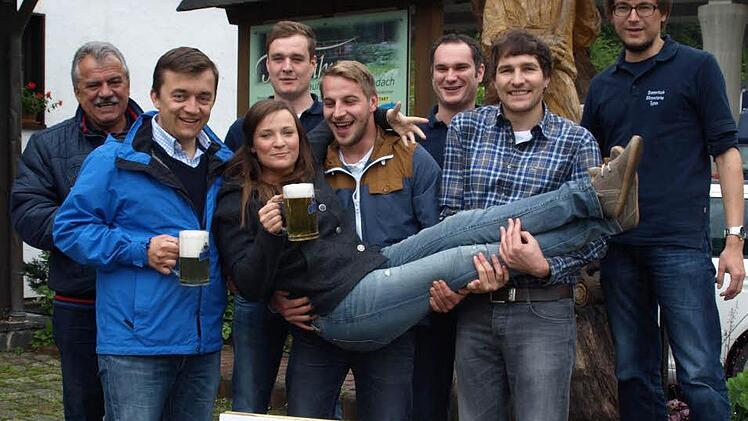 Sie tragen "ihre Tina" auf Händen - die Bärenstarken Typen mit Vorsitzenden Matthias Maier (2. v. re.) und Bürgermeister Jens Korn (2. v. li) sowie seinem Vorgänger und Fördermitglied Peter Hänel (li). Foto: Susanne Deuerling