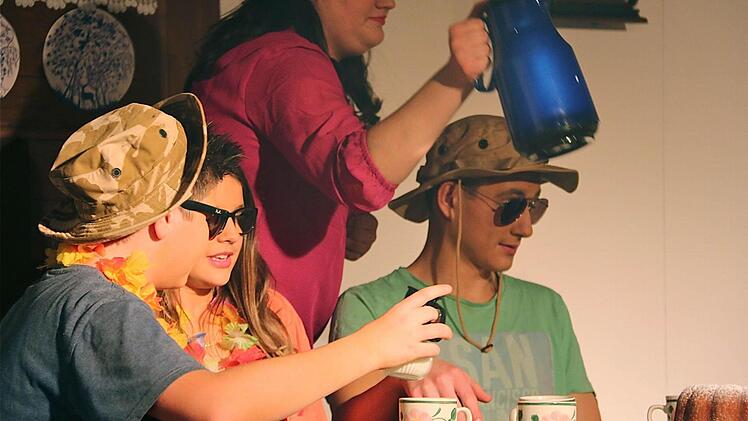 Gerade kehrt der "coole Opa" (rechts) von seiner Reise mit seinem Enkel zurück und präsentiert die junge Australierin Cathy (am Tisch sitzend). Foto: Gerd Schaar