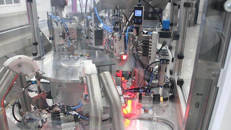 In dieser Maschine werden die Kanülen in die Compulen gesetzt. Das Rotlicht signalisiert, dass alles vermessen ist und auf den Bruchteil eines Millimeters passt.  Foto: Friedwald Schedel