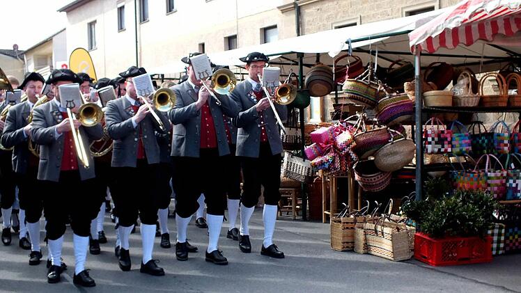 Mit einem kleinen Festzug wurde der diesjährige Sander Korb-und Weinmarkt eröffnet.