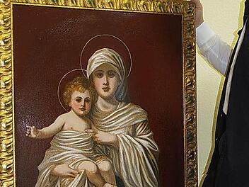 Pfarrer Joachim Lindner betrachtet das Bild "Madonna mit Kind". Foto: hs