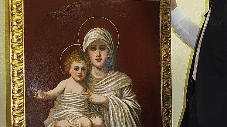 Pfarrer Joachim Lindner betrachtet das Bild "Madonna mit Kind". Foto: hs
