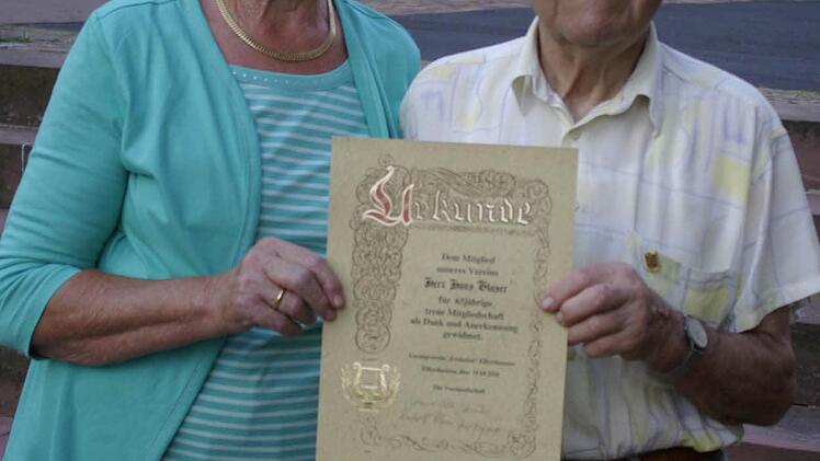 Hans Glaser (r.) ist seit Gründung des Gesangvereins aktives Mitglied. 65 Jahre Zugehörigkeit würdigte Vorsitzende Gertrud Veth mit der Vereins-Ehrenurkunde.
