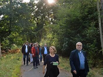 Spaziergang durch ein unbekanntes und ziemlich grünes Stück Bamberg. In der "Muna" geht es um die Frage, was vom Wald übrig bleibt.   Fotos: M. Wehner