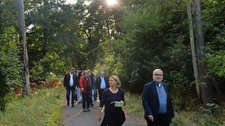 Spaziergang durch ein unbekanntes und ziemlich grünes Stück Bamberg. In der "Muna" geht es um die Frage, was vom Wald übrig bleibt.   Fotos: M. Wehner