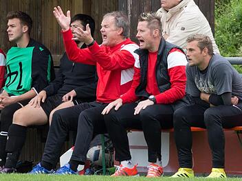 Beim Jubiläumsspiel des FC Hirschfeld am kommenden Sonntag wird Dieter Schirmer (Mitte) nicht auf der Bank sitzen. Der 55-Jährige hat vor kurzem nach zehnjähriger Tätigkeit sein Amt niedergelegt. Foto: Heinrich Weiß