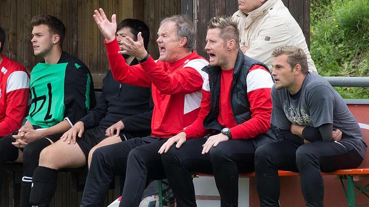 Beim Jubiläumsspiel des FC Hirschfeld am kommenden Sonntag wird Dieter Schirmer (Mitte) nicht auf der Bank sitzen. Der 55-Jährige hat vor kurzem nach zehnjähriger Tätigkeit sein Amt niedergelegt. Foto: Heinrich Weiß