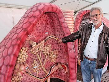 Die Funktion der Lunge erklärte Oberarzt Dr. Willibald Beck anhand einer  zwei Meter hohen Nachbildung. Foto: Dieter Britz