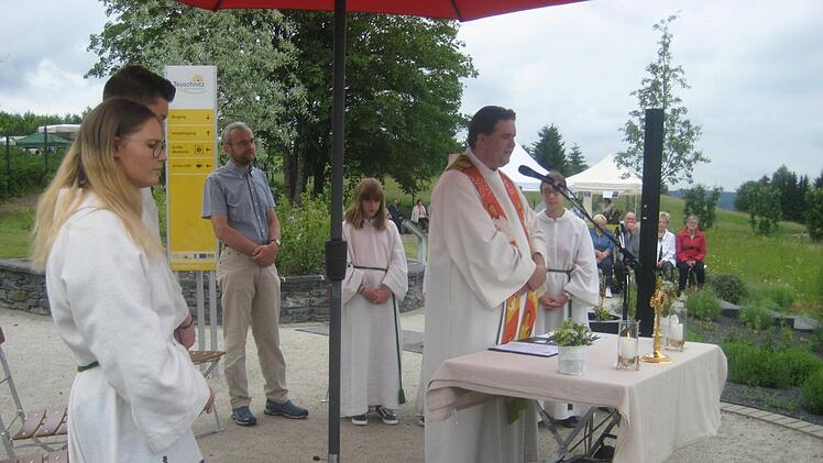 Das Fest wurde er&ouml;ffnet mit einem Gottesdienst durch Dekan Detlef P&ouml;tzl.Paul Hader