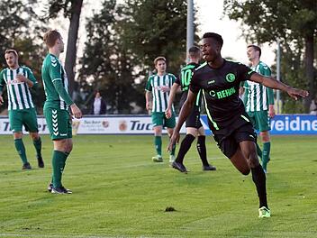 Eltersdorfs Dickson Abiama dreht zum Torjubel ab. Foto: Sportfoto Zink