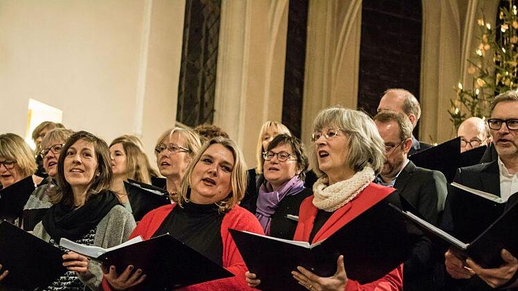 Riesigen Zuspruch fand das nachweihnachtliche Konzert mit dem Chor Unerhört unter Leitung von Antoinetta Bafas in der Coburger Heilig-Kreuz-Kirche.Foto: Jochen Berger