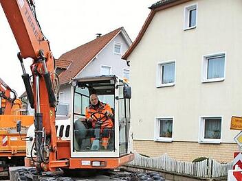 Um den gebrochenen Schieber an der Wasserleitung auswechseln zu können, mussten die Mitarbeiter des Bauhofs die Hauptstraße in Etzelskirchen halbseitig sperren.  Foto: Andreas Dorsch