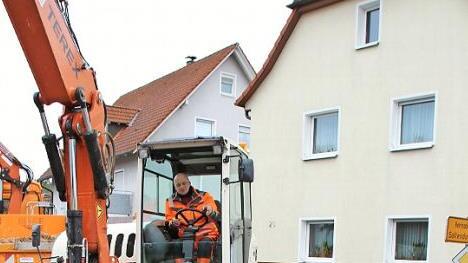 Um den gebrochenen Schieber an der Wasserleitung auswechseln zu können, mussten die Mitarbeiter des Bauhofs die Hauptstraße in Etzelskirchen halbseitig sperren.  Foto: Andreas Dorsch
