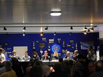 Ihre Ideen  f&uuml;r mehr Klimaschutz pr&auml;sentierten Kandidaten, die bei der Kommunalwahl antreten, in einer Podiumsdiskussion in Herzogenaurach. &Ouml;ffentlicher Nahverkehr war ein wichtiger Aspekt.V.  Stephan