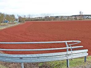 Südlich der B 470 in Höchstadt-Süd war das Gewerbegebiet Schwarzenbachgraben (rot markiert) geplant. Dieser Plan wurde von CSU und JL jetzt verworfen.