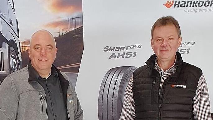 Uwe M&uuml;ller (rechts) &uuml;bergibt das Zepter an Norbert Sauernheimer.