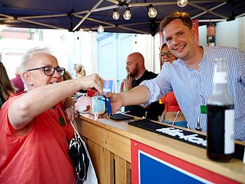 Bambergs Zweiter Bürgermeister schenkt bei Sandkerwa wieder Bier aus - für guten Zweck