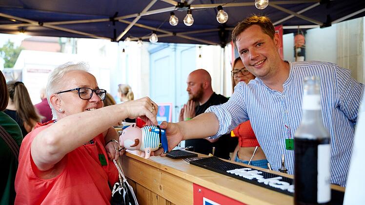 Bambergs Zweiter Bürgermeister schenkt bei Sandkerwa wieder Bier aus - für guten Zweck