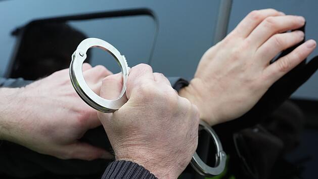 Marktleugast: Mann p&ouml;belt Passanten vor Supermarkt an - Polizist verletzt