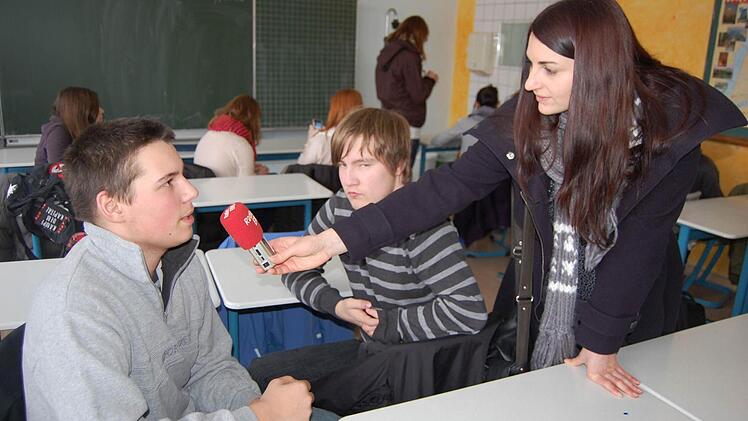 Sabrina Lang (Radio Eins) befragt die Schüler nach ihren Erfahrungen ohne Handy.