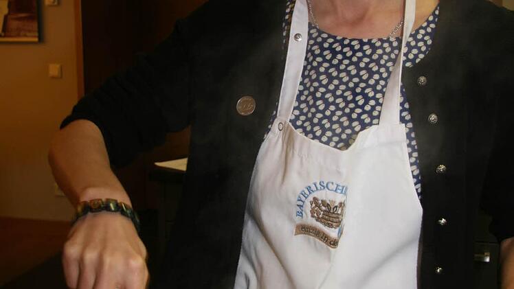 Eva Karl Eva Karl aus Nittendorf brät Austernpilze für die Vorspeise.