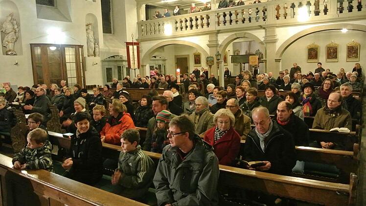 Viele Gläubige waren in die Kirche gekommen.