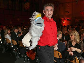 Bauchredner Erwin Motschenbacher aus Weismain und sein Vogel "Coco" nahmen den Elferrat ordentlich auf die Schippe. Fotos: Barbara Herbst