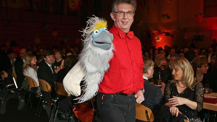 Bauchredner Erwin Motschenbacher aus Weismain und sein Vogel "Coco" nahmen den Elferrat ordentlich auf die Schippe. Fotos: Barbara Herbst
